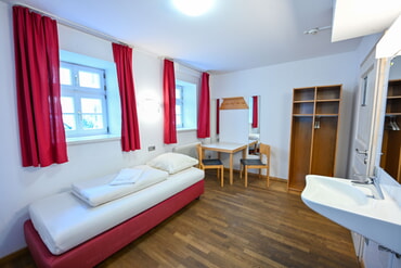 Zweibettzimmer mit unteren Betten