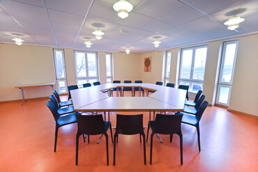 Seminarraum mit oktogonalem Tisch